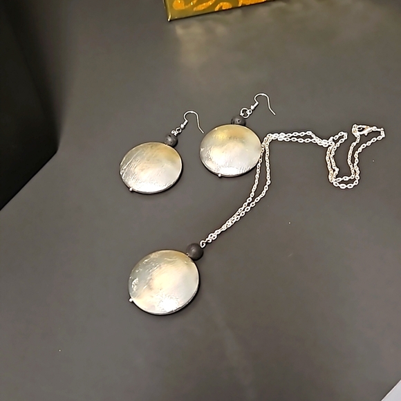 Silver Metallic Disc Necklace & Earrings Set - Picture 4 of 4